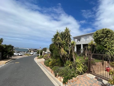 4 Bedroom house to rent in Lakeside, Cape Town