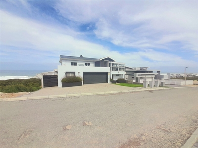 5 Bedroom House For Sale in Yzerfontein