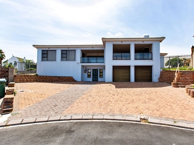 4 Bedroom House For Sale in Middedorp