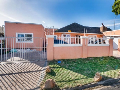 4 Bedroom house for sale in Southfield, Cape Town