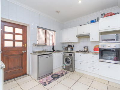 Charming 3 bed 2 baths townhouse in lonehill