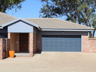 Townhouse For Sale in Baillie Park, North West