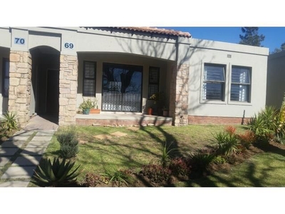 Townhouse To Rent in Broadacres, Gauteng