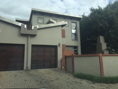 Townhouse To Rent in Die Hoewes, Gauteng