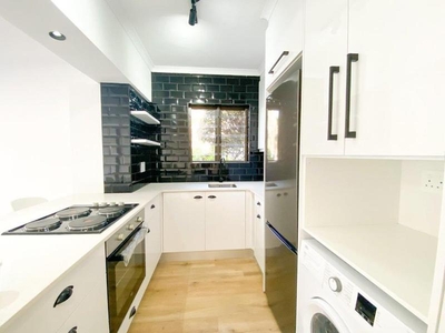 Beautifully renovated 1 bed apartment with spacious garden