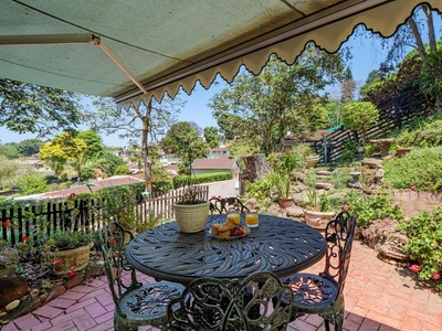 CHARMING LOCK-UP-AND-GO WITH SCENIC VIEWS - PET-FRIENDLY & PERFECTLY PRICED