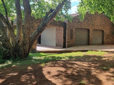 Dual Mandate. Well priced corner stand property in Dennesig