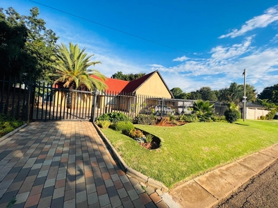 3 Bedroom House For Sale in Clayville East