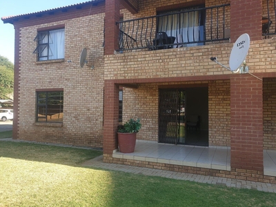 2 Bedroom Flat To Let in Flamwood