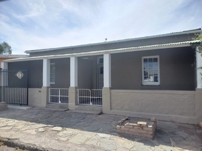 3 Bedroom House For Sale in Middedorp