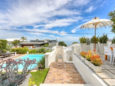 4 Bedroom House To Let in Camps Bay