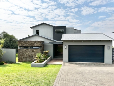 5 bedrooms , 6 Bathrooms Modern House For Rent In Fourways