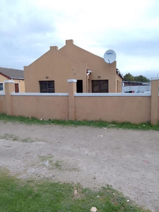 Charming 3-Bedroom House in Eersteriver Heather Park - Ideal for Families!