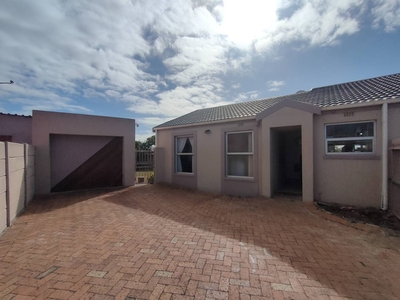 Modern Corner Property With Expansive Back Garden - Wavecrest Strandfontein