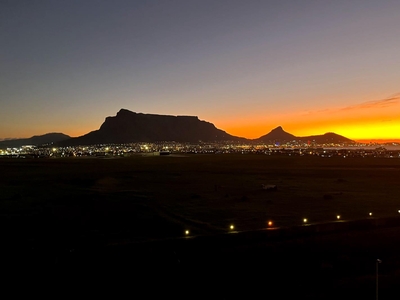 Ultra Modern, breath taking Mountain and Tablebay views