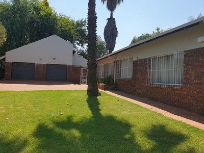 3 Bedroom House For Sale in Rooihuiskraal