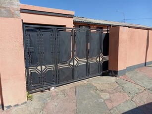 6 Bed House in Moroka