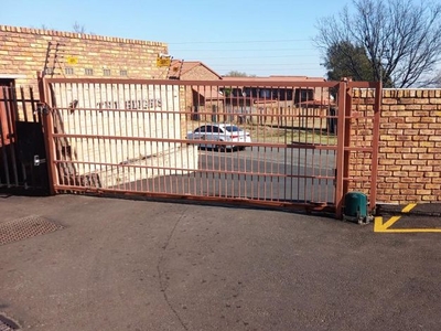 2 Bedroom townhouse - sectional to rent in Croydon, Kempton Park