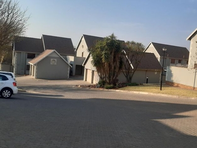 1 Bedroom townhouse - sectional to rent in Faerie Glen, Pretoria