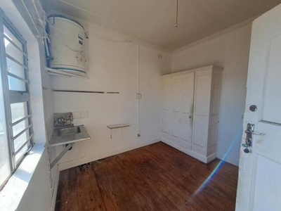 Apartment For Rent In Quigney, East London