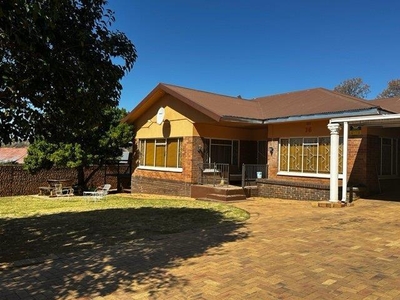 House For Sale In Generaal De Wet, Bloemfontein