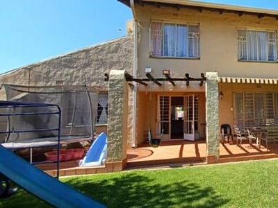 Townhouse For Sale In Florida Park, Roodepoort