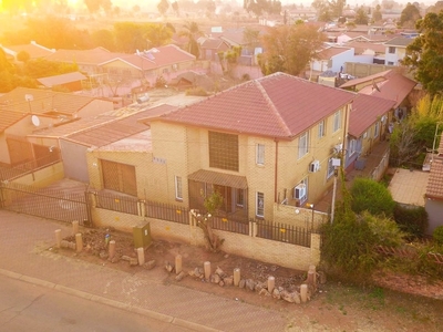House For Sale in Lenasia Ext 9, Johannesburg