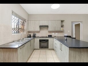 2 Bed Apartment in Roodepoort North