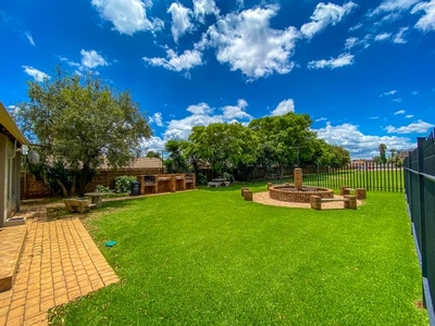 2 Bedroom Townhouse For Sale in Bergbron