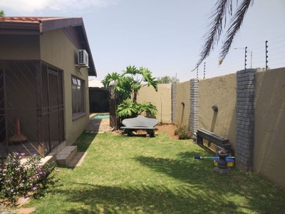 3 Bedroom House To Let in Geduld Ext 2