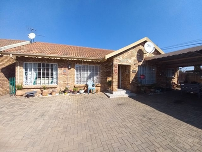 3 Bedroom Townhouse For Sale in Rensburg