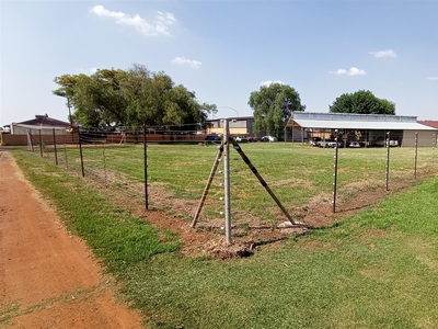 Land and building to rent for farming in Petit, Benoni