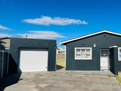 3 Bedroom house to rent in Grassy Park, Cape Town