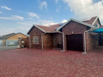 3 Bedroom townhouse - sectional to rent in New Redruth, Alberton