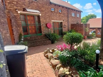 3 Bedroom duplex townhouse - sectional for sale in Garsfontein, Pretoria