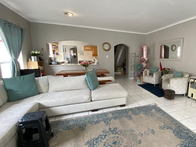 3 Bedroom semi-detached to rent in Claremont, Cape Town