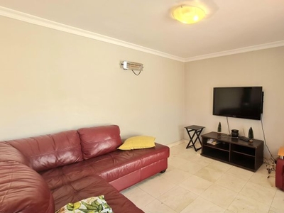 3 Bedroom townhouse - sectional to rent in Claremont, Cape Town