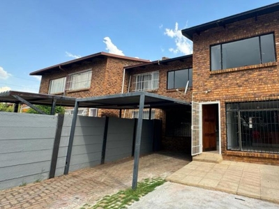 3 Bedroom townhouse - sectional to rent in Florida, Roodepoort