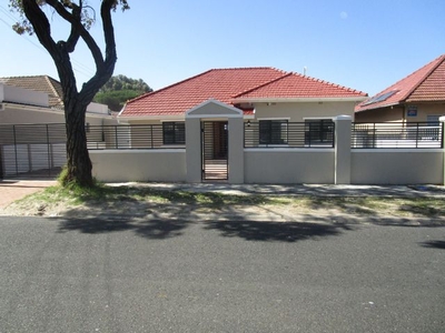 4 Bedroom House For Sale in Crawford