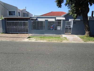 4 Bedroom House For Sale in Crawford