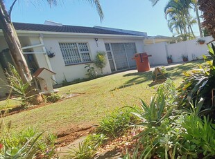 3 Bedroom Simplex with beautiful garden available for rent in sought after Glenwalk