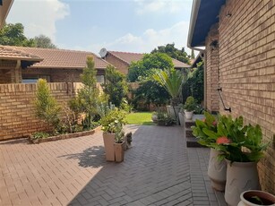 2 Bed Townhouse in Die Hoewes