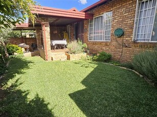 2 Bed Townhouse in Rooihuiskraal North