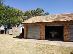 2 000 m² Farm in Golf View AH