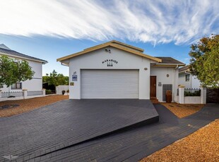 Versatile Living in Langebaan Country Club: A Unique Blend of Comfort and Privacy