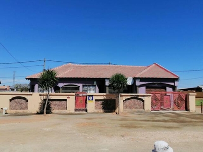 House For Sale In Homelite, Kimberley