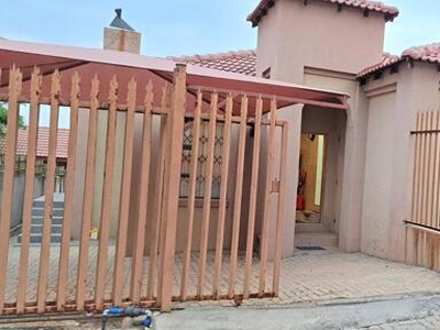 Townhouse For Sale In Ben Fleur, Witbank