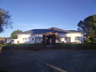 8 230 ha Farm in Victoria West