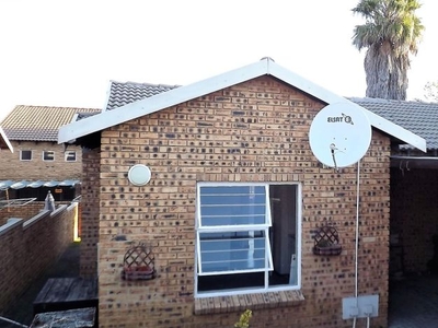 2 Bedroom townhouse - sectional rented in Honeypark, Roodepoort