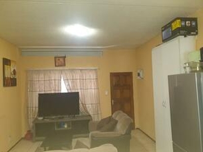 A stunning bachelor's room available for rent in Birch Acres Kempton Park - Kempton Park